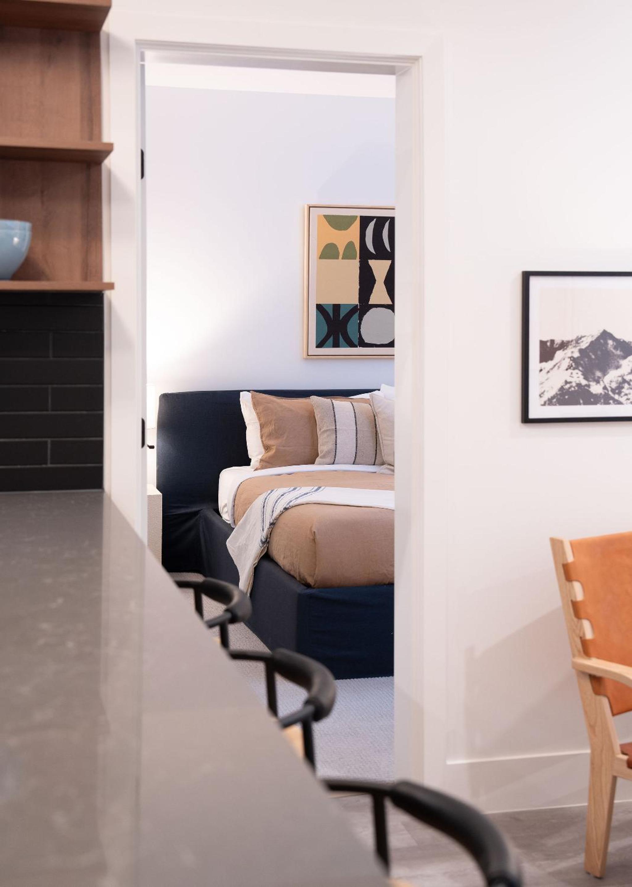 Snow & Swing Getaway - Three Bedrooms with Hot Tub (Stay Revy)