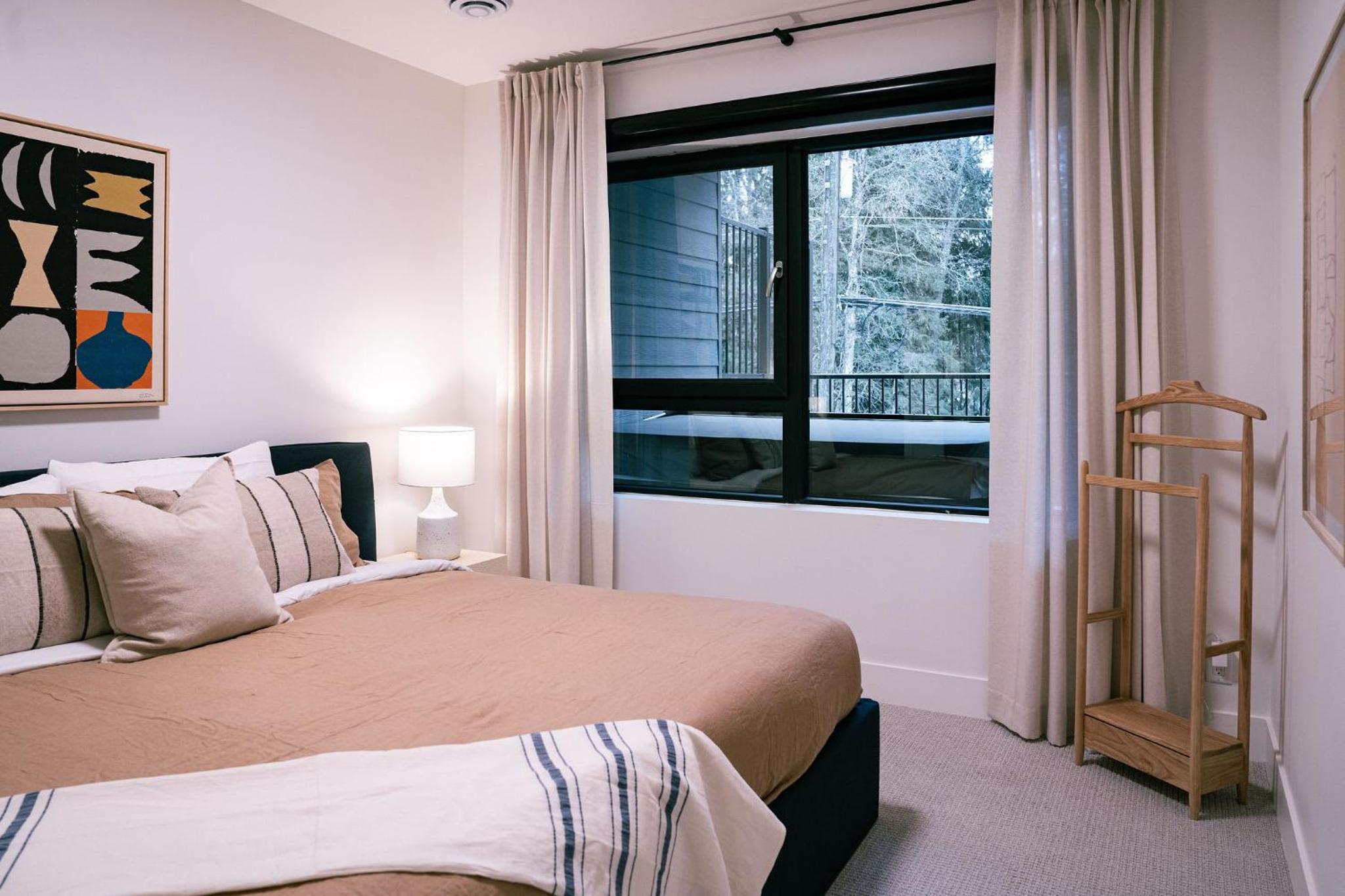 Snow & Swing Getaway - Three Bedrooms with Hot Tub (Stay Revy)