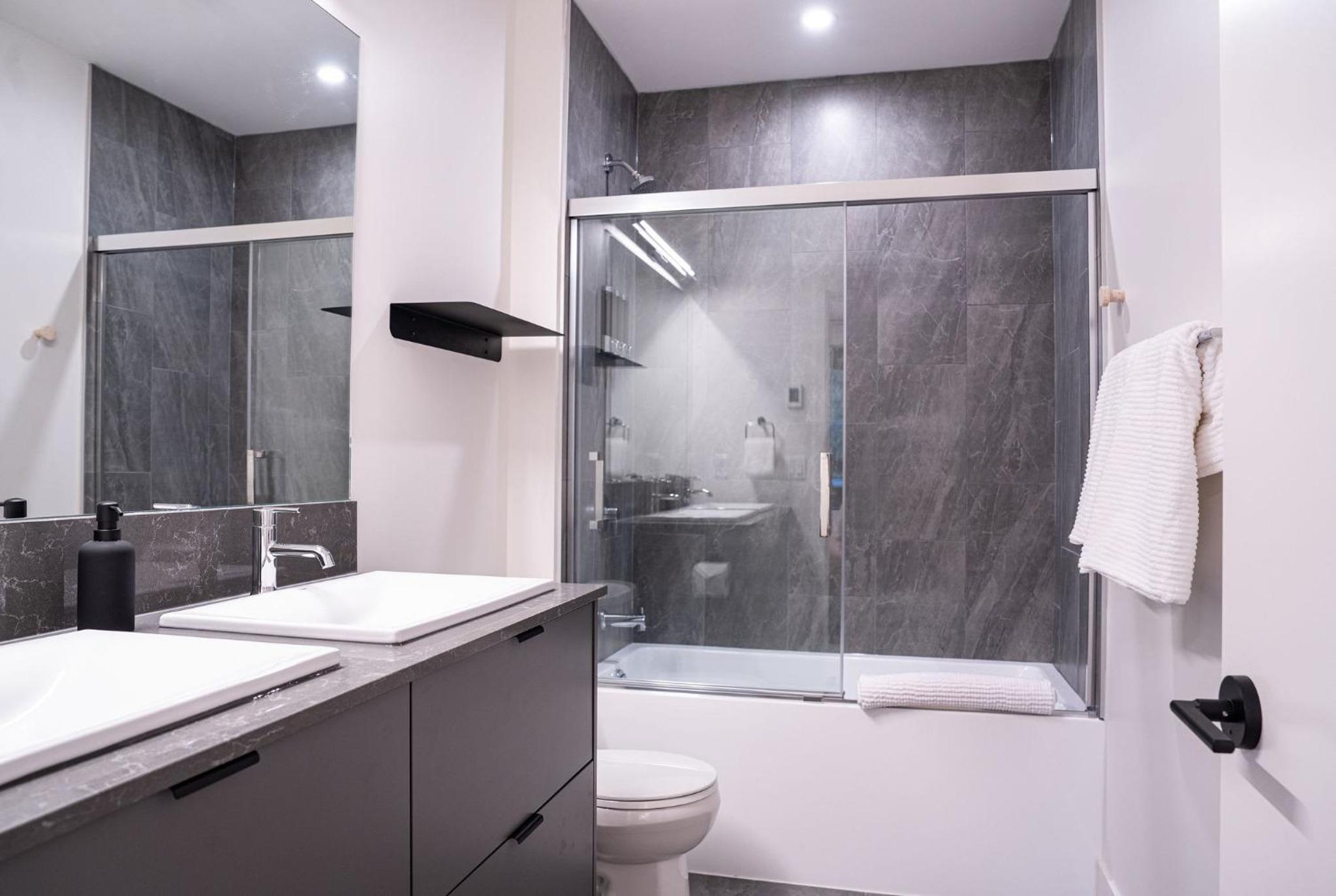 Snow & Swing Getaway - Three Bedrooms with Hot Tub (Stay Revy)