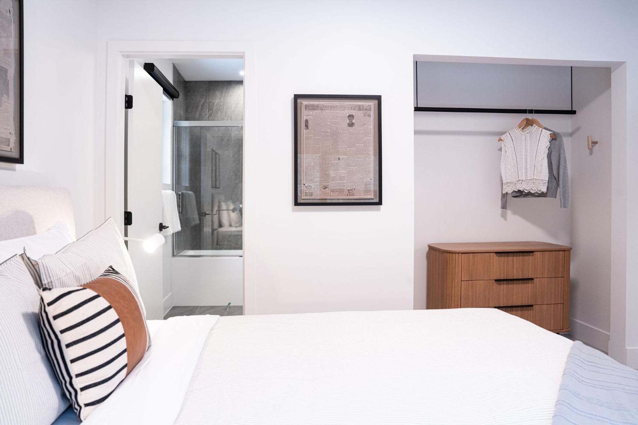 Snow & Swing Getaway - Three Bedrooms with Hot Tub (Stay Revy)