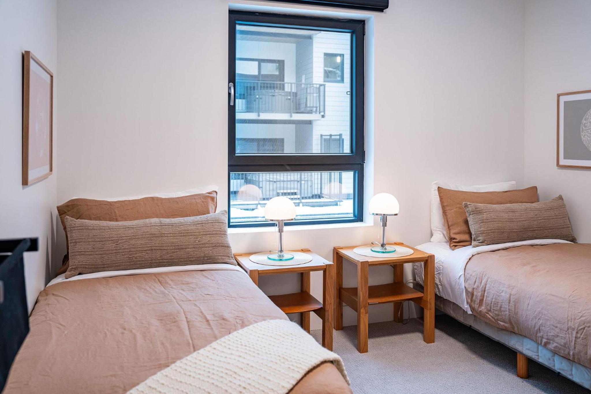 Snow & Swing Getaway - Three Bedrooms with Hot Tub (Stay Revy)