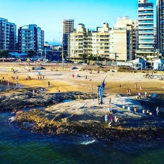 Apt na quadra da praia do Morro com área Lateral