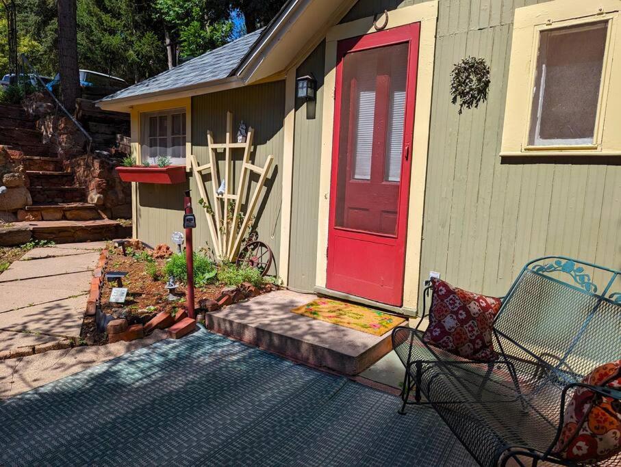 The Nest Cottage with Hot Tub in Downtown Manitou Springs