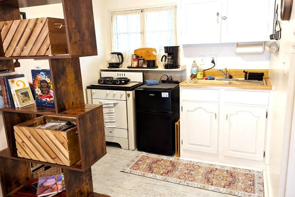 The Nest Cottage with Hot Tub in Downtown Manitou Springs