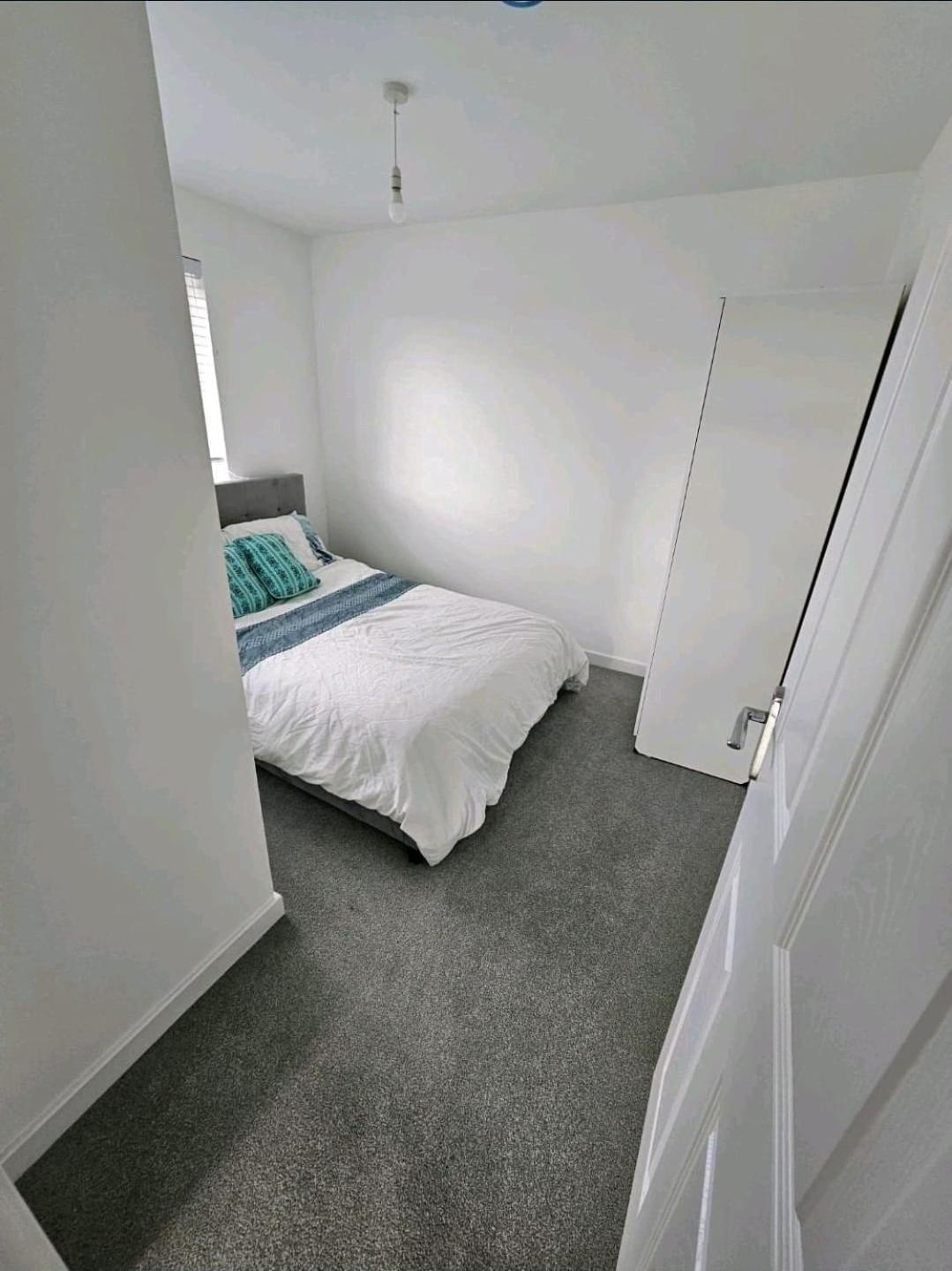 Darnley southside room in a private home 61 Leggastston Road view 5