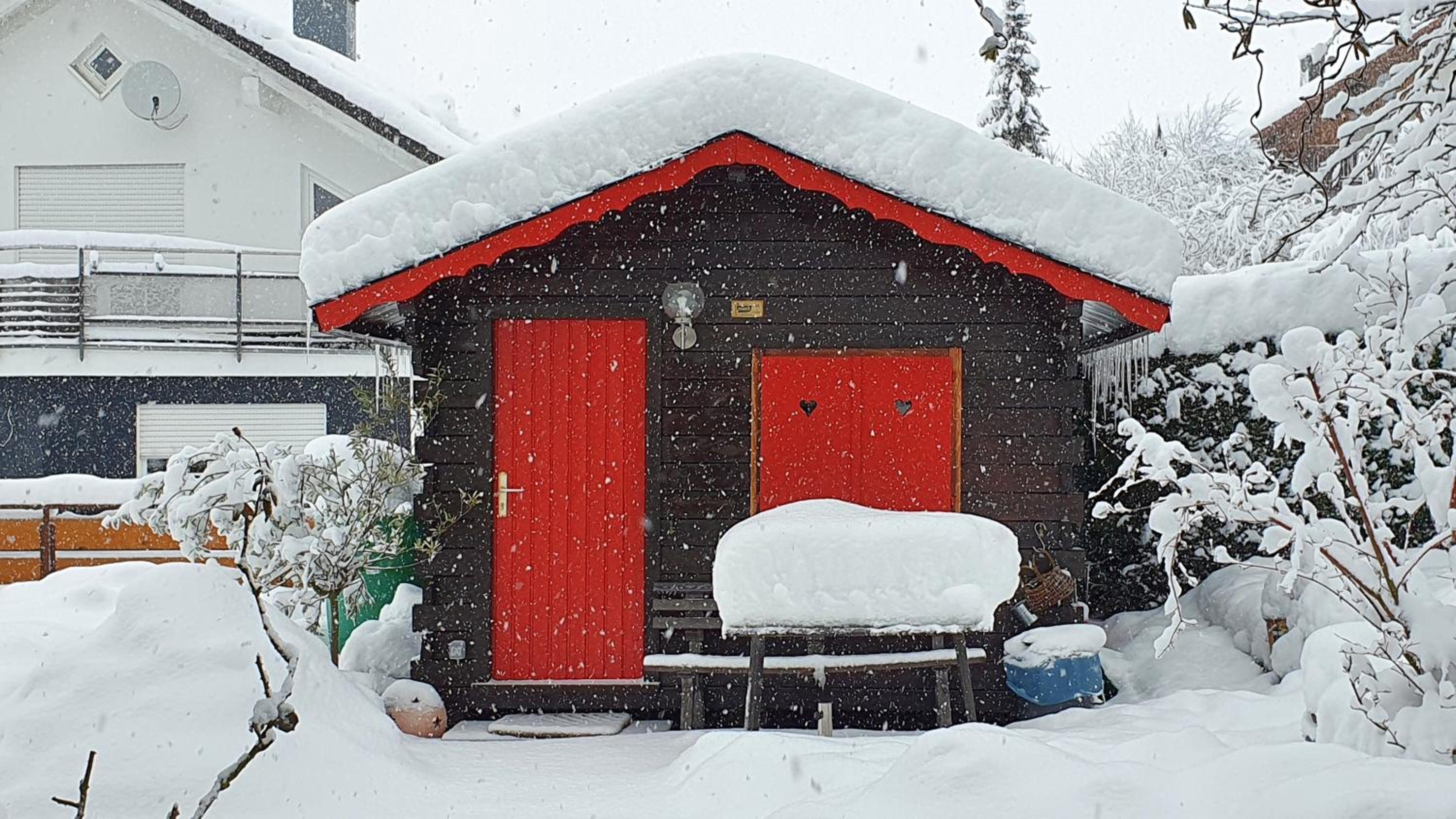 Kleine Blockhütte im Garten