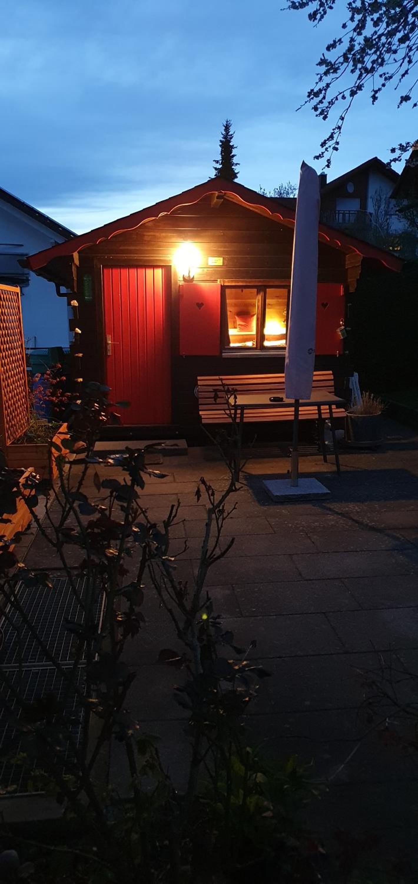 Kleine Blockhütte im Garten