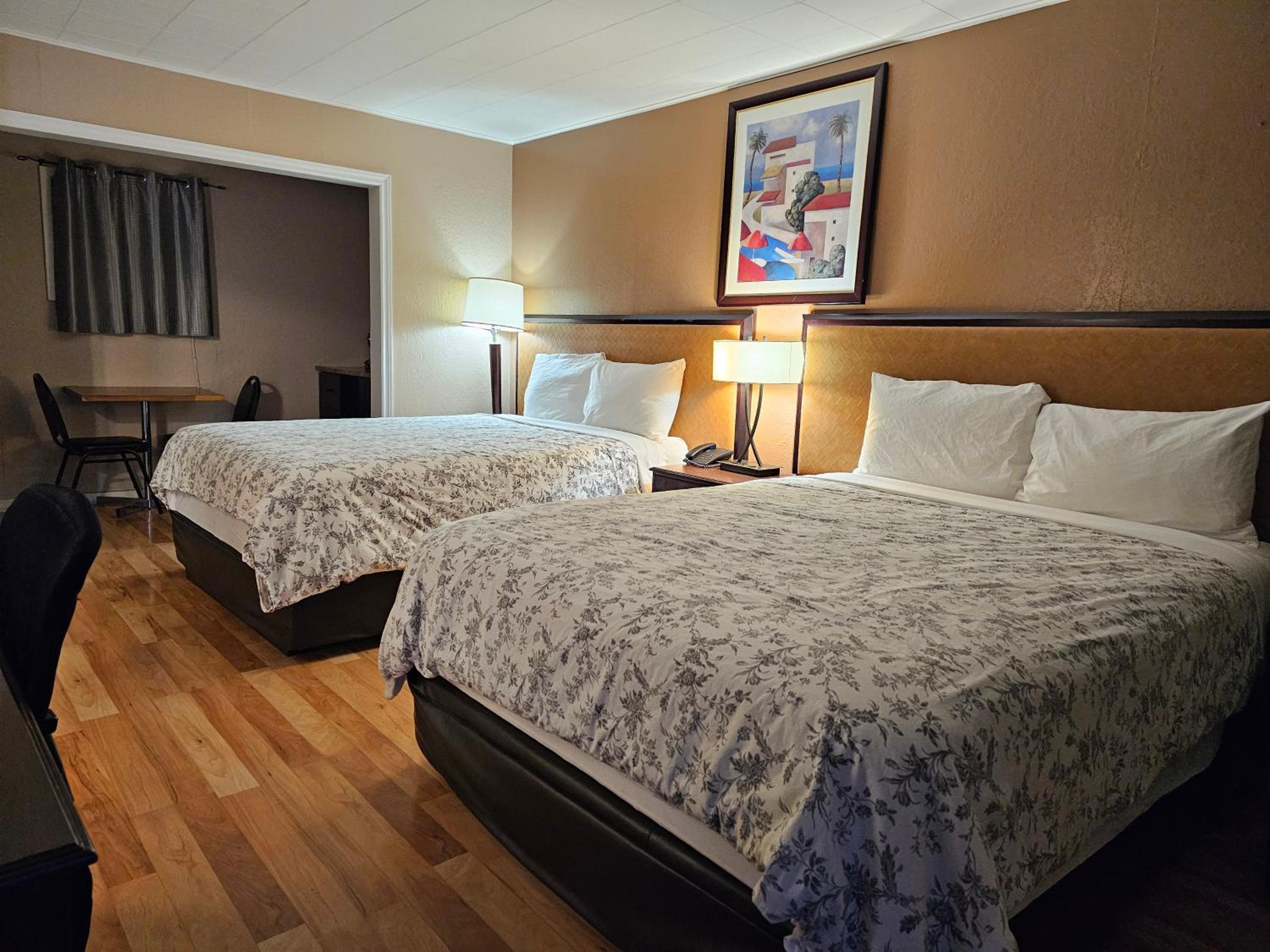 Parkway Motel & European Lodges