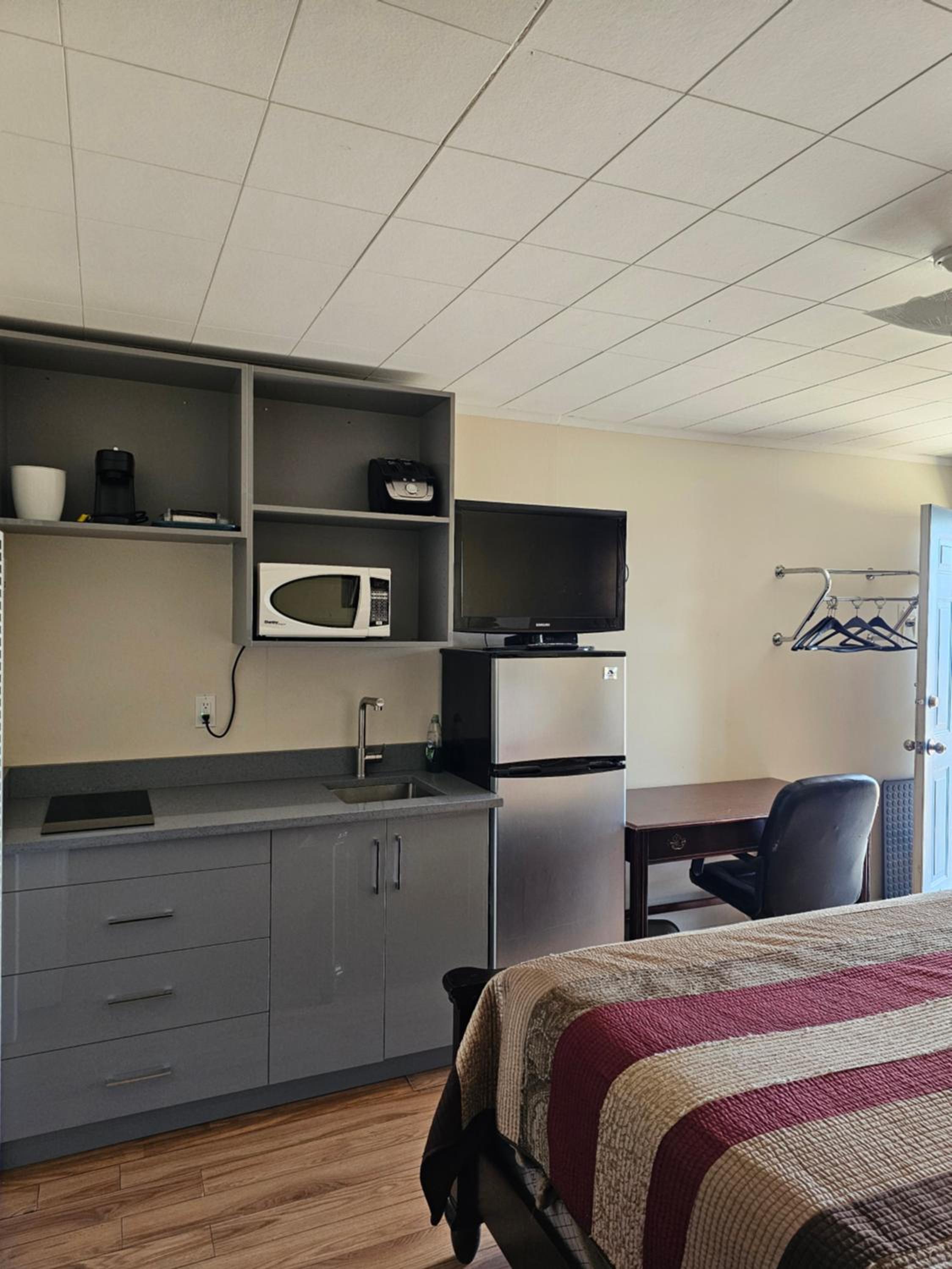 Parkway Motel & European Lodges