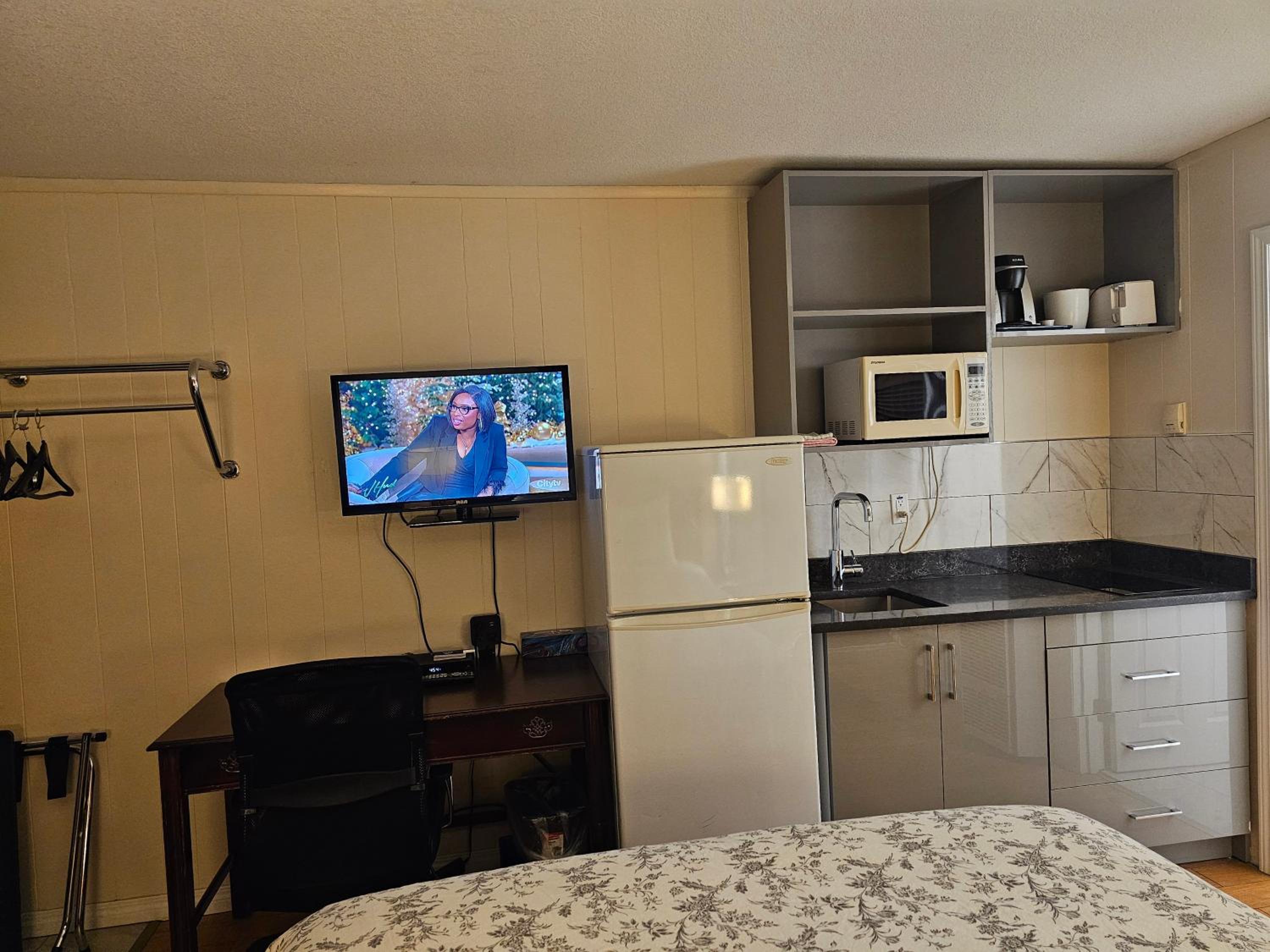 Parkway Motel & European Lodges