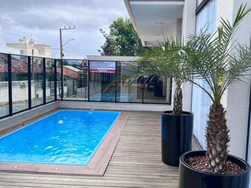 Apartamento em Condomínio com Piscina Pertinho do Mar