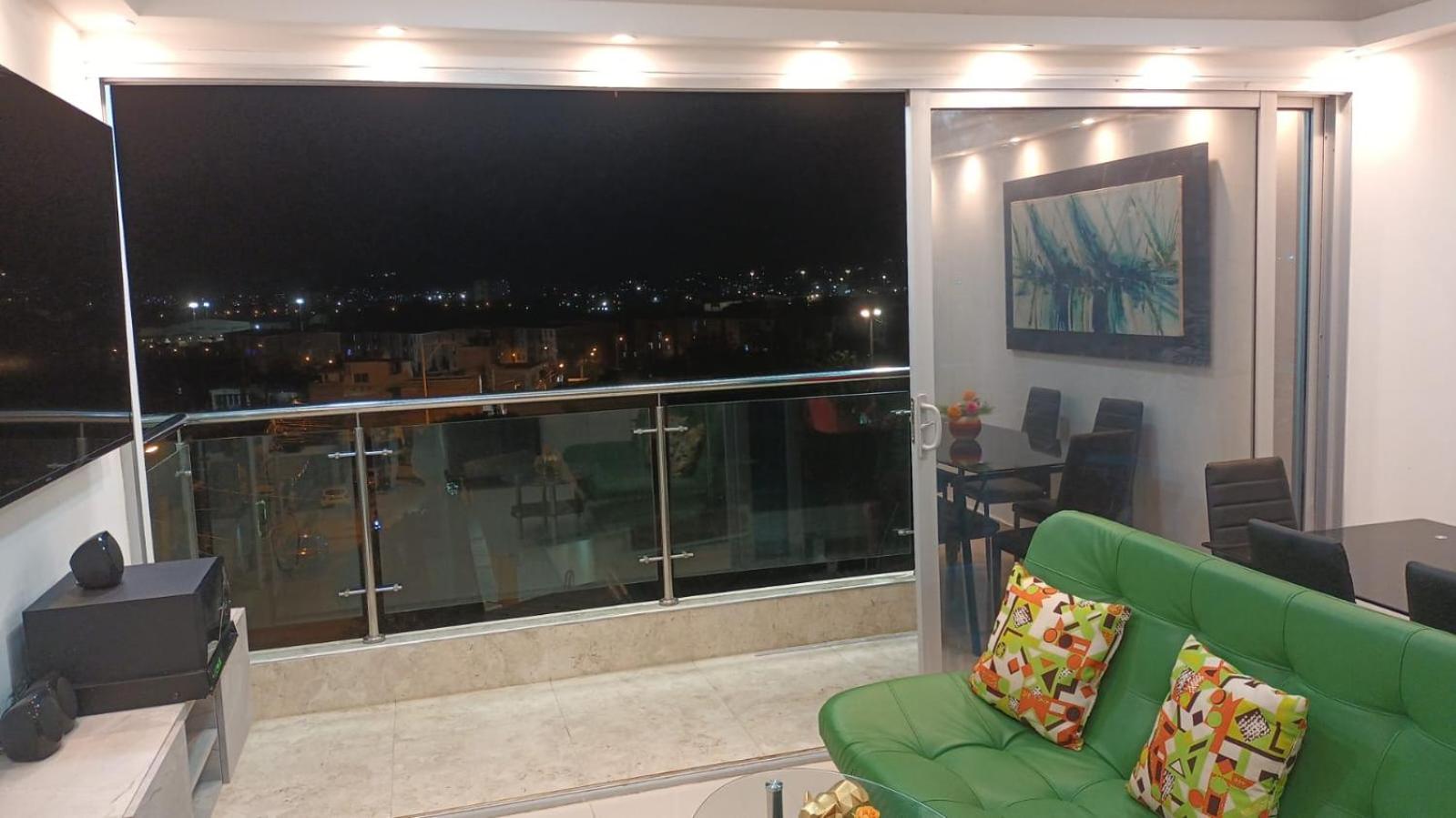 EDIFICIO LOS PINOS EN LA URB. LAS ACACIAS
