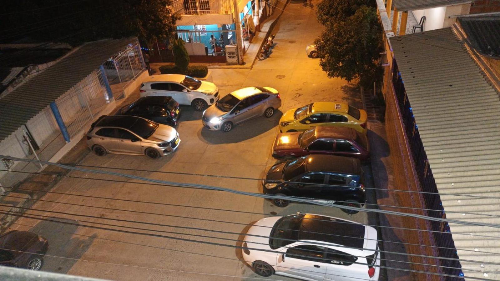 EDIFICIO LOS PINOS EN LA URB. LAS ACACIAS