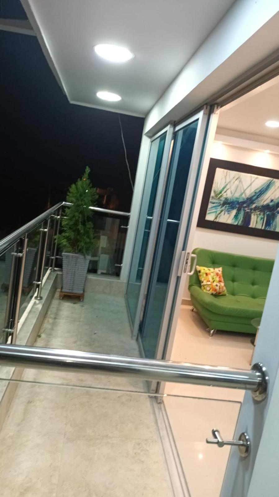 EDIFICIO LOS PINOS EN LA URB. LAS ACACIAS