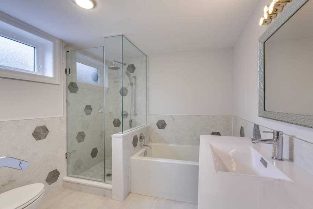 Luxurious and Spacious 4BR Home Near Downtown