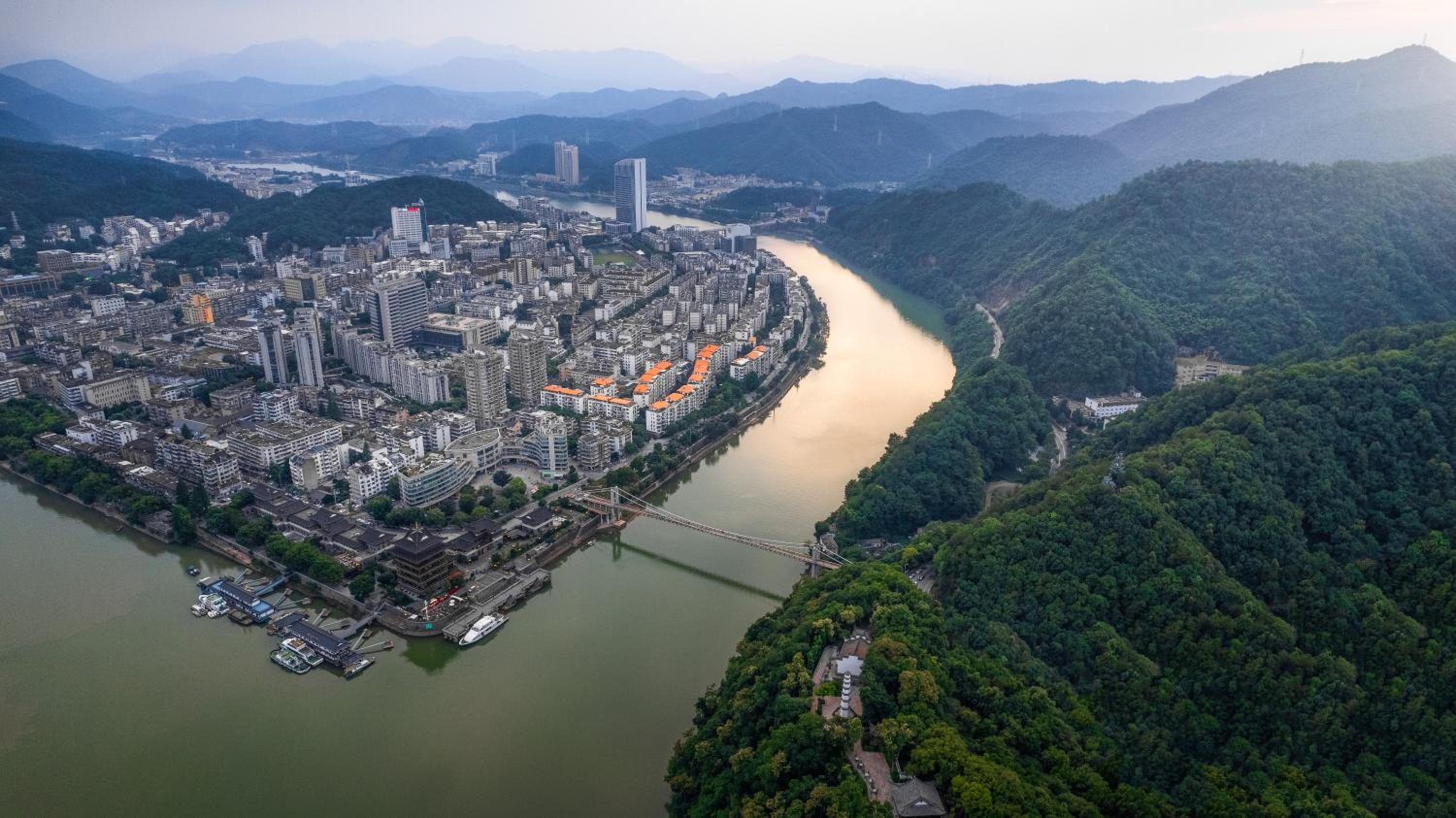 Atour Hotel Tonglu Fuchunjiang