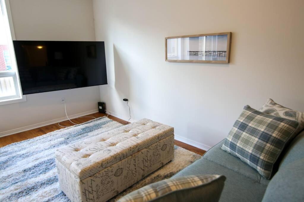 Townhome Steps From Lake Ontario