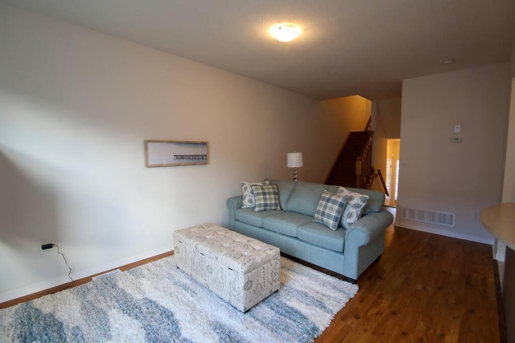 Townhome Steps From Lake Ontario