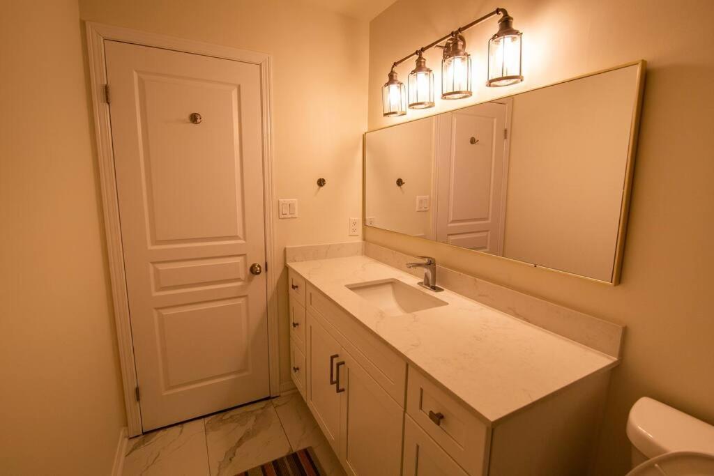 Townhome Steps From Lake Ontario