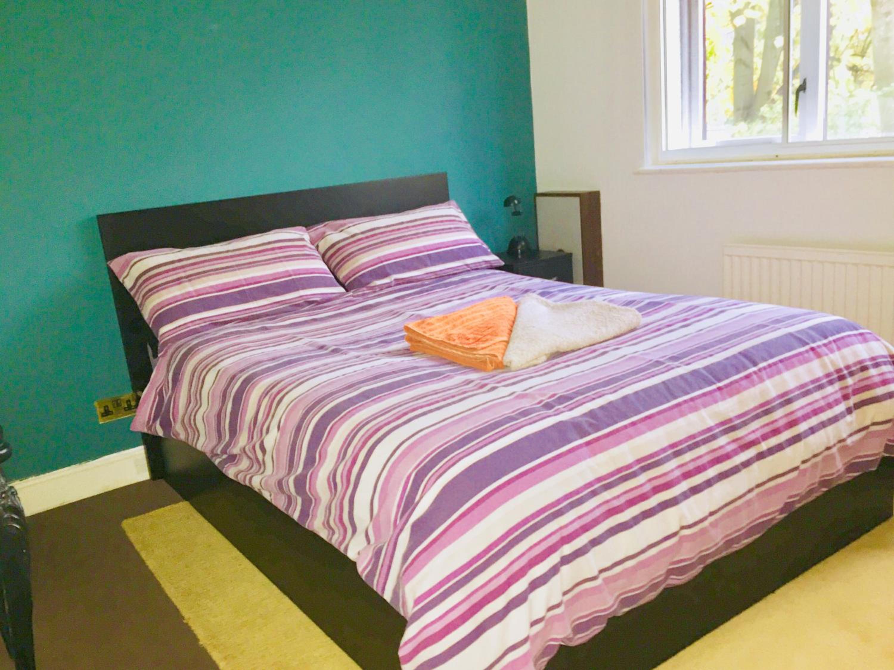 Stylish London Living with Free Parking in Super Host 5 Star Home view 2