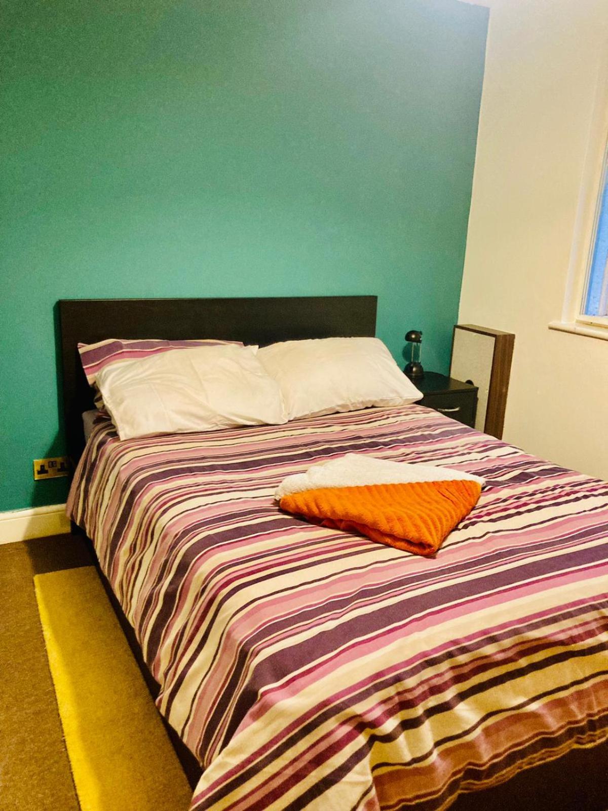 Stylish London Living with Free Parking in Super Host 5 Star Home view 3