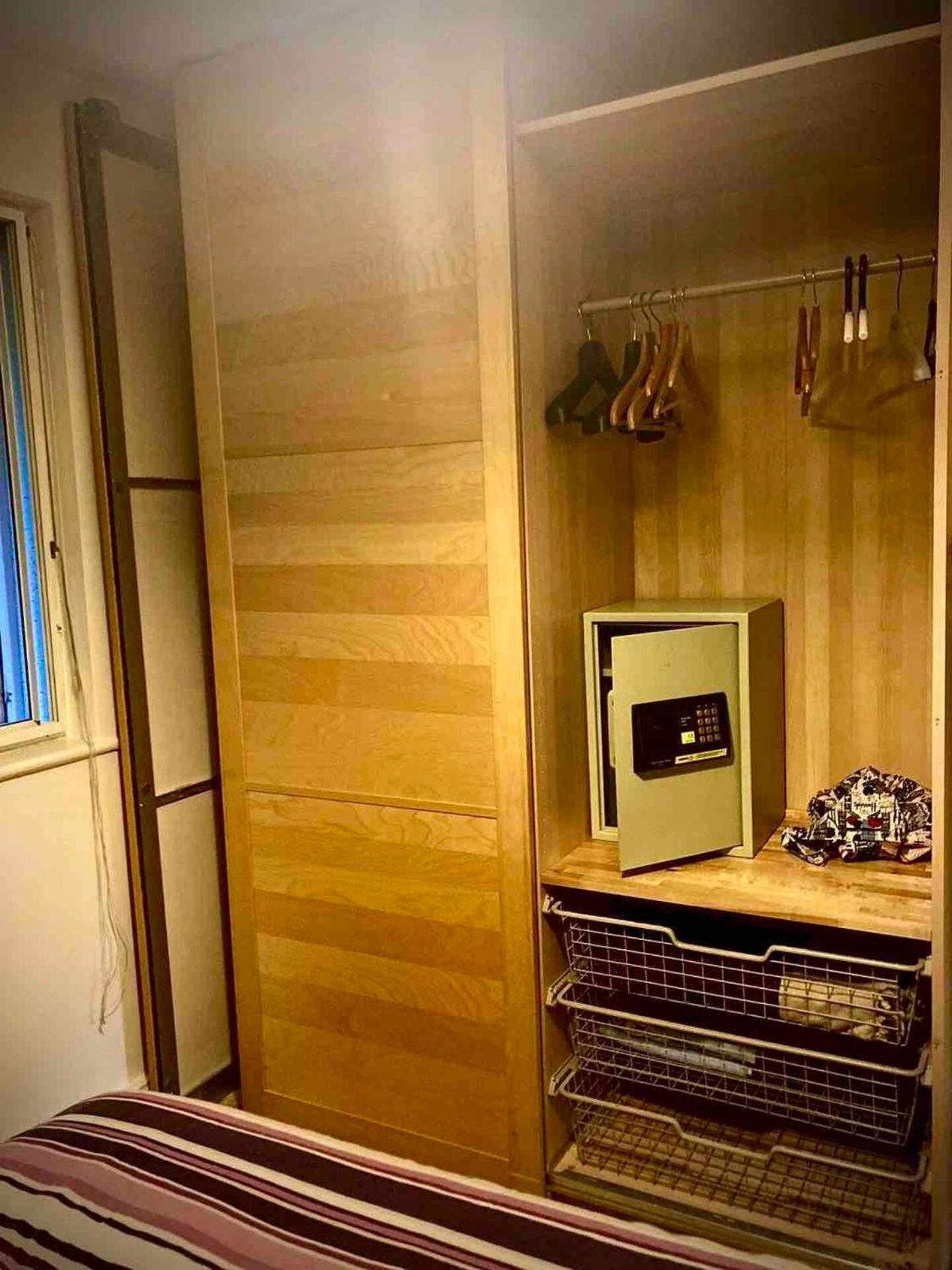 Stylish London Living with Free Parking in Super Host 5 Star Home view 5