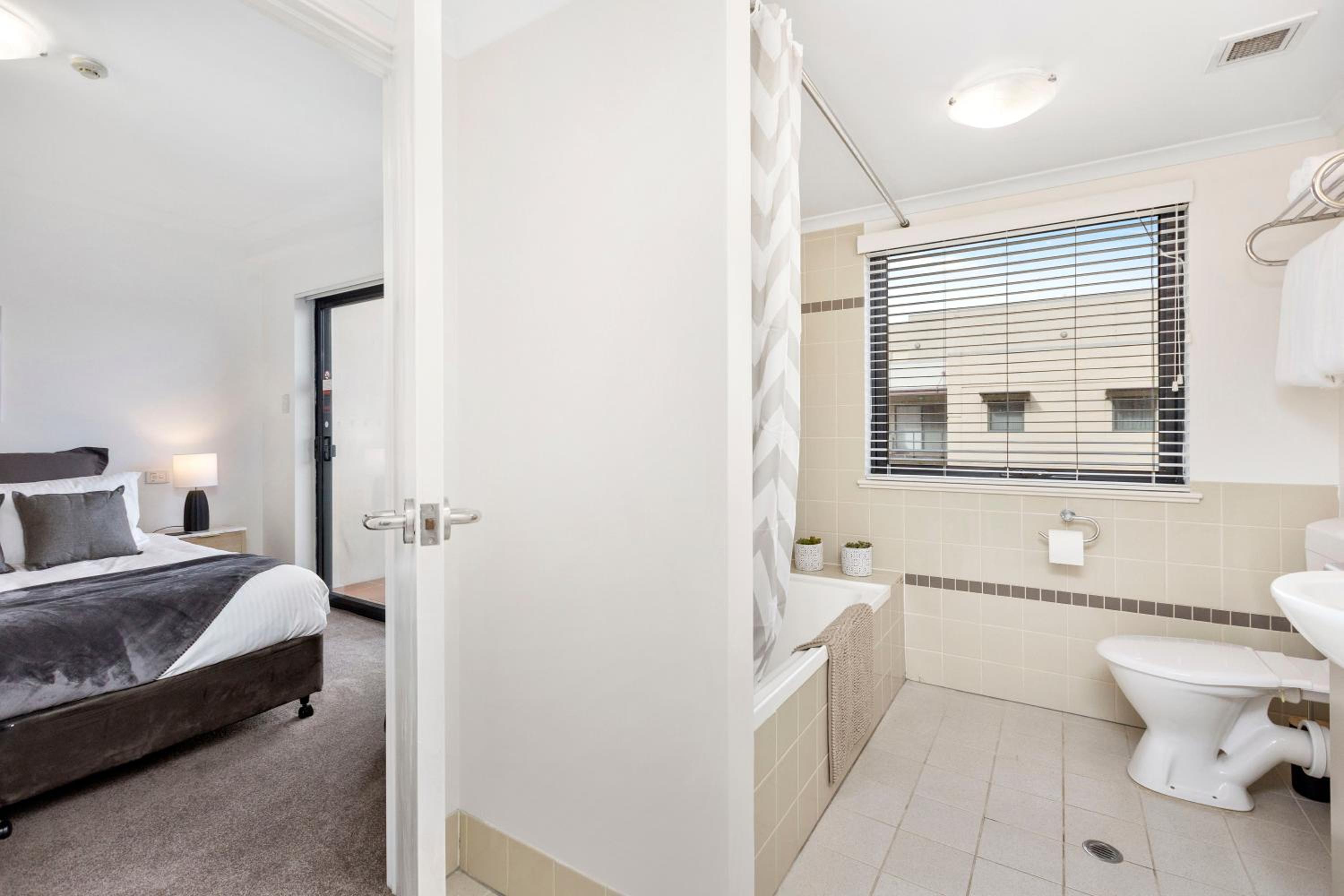 Panoramic Perth Views 1BR on Mounts Bay Road
