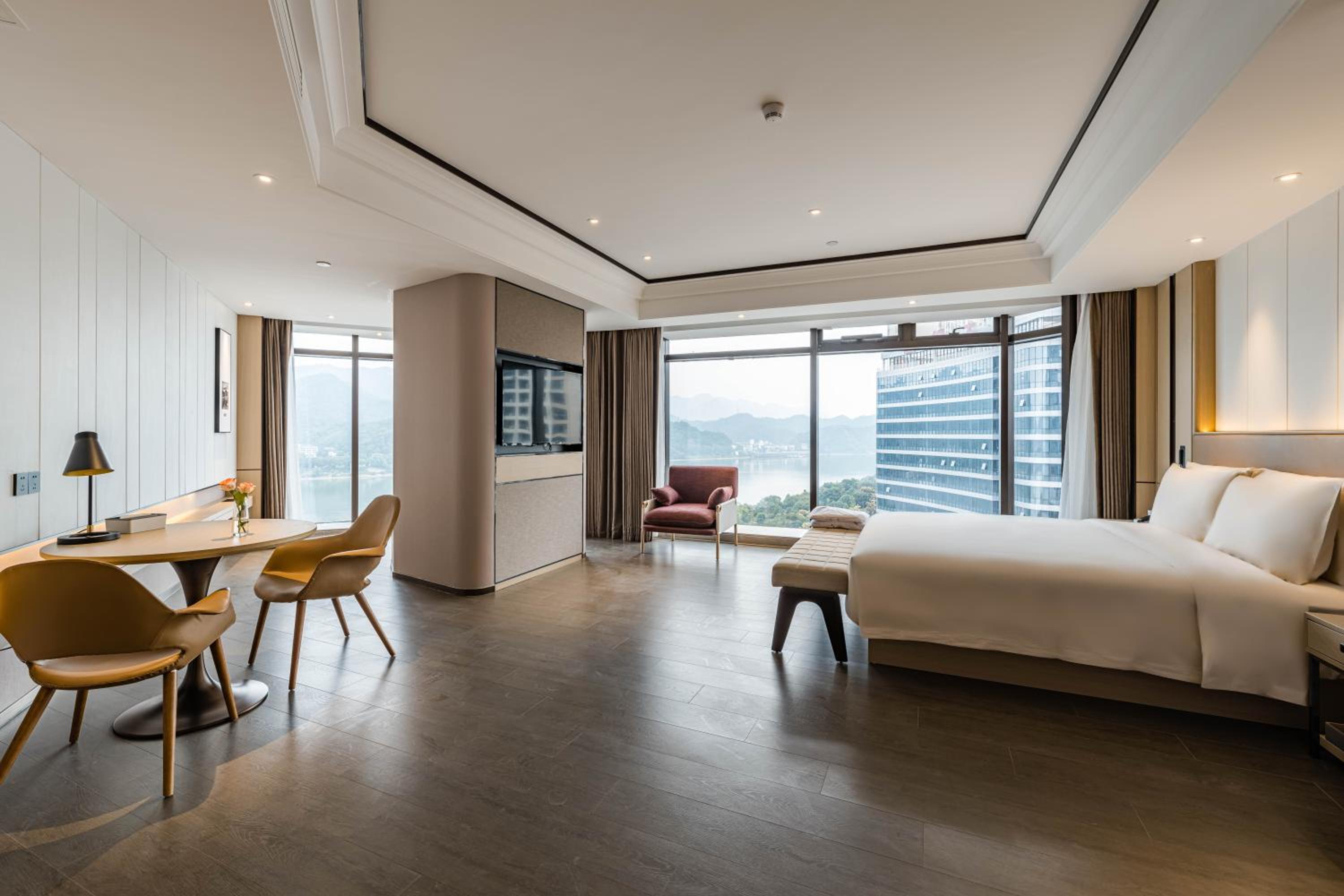 Atour Hotel Tonglu Fuchunjiang