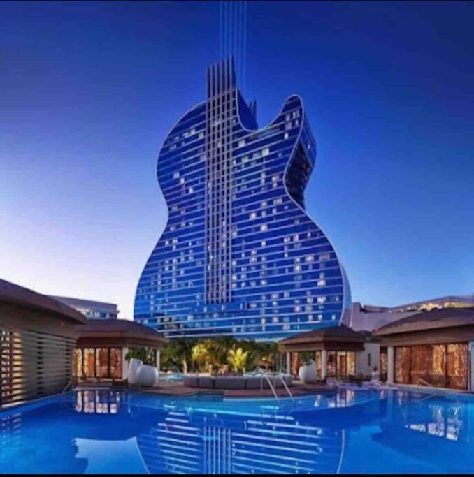 6BR Modern Villa in The Heart of Hollywood