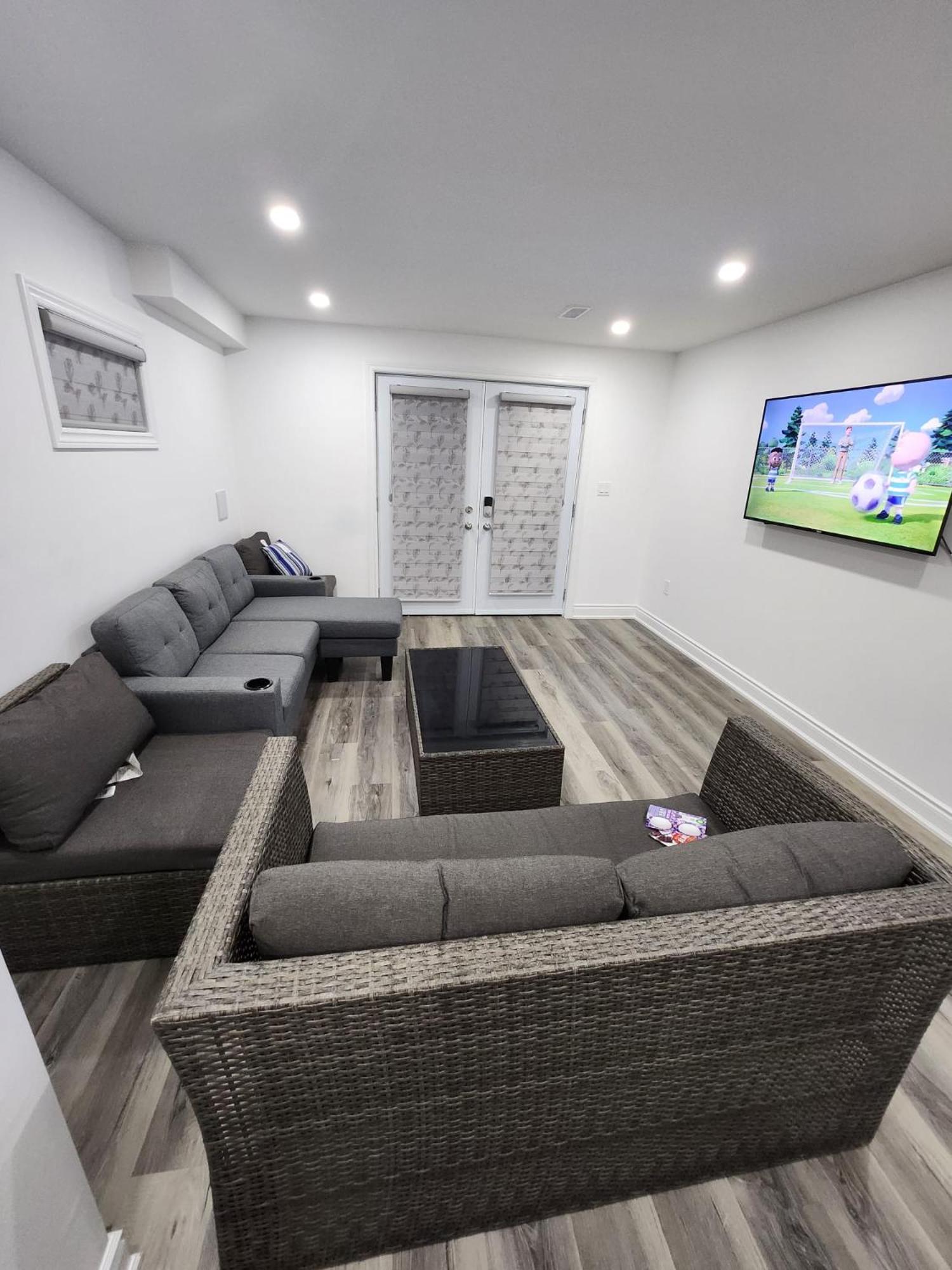 New Modern cozy room in Innisfil