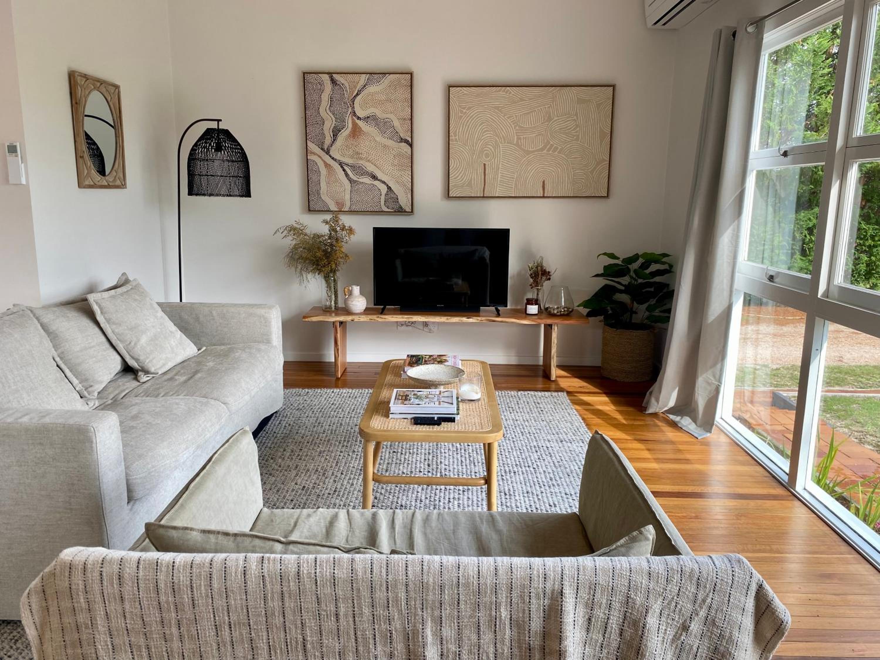 Charming Mid Century Bungalow- Entire home