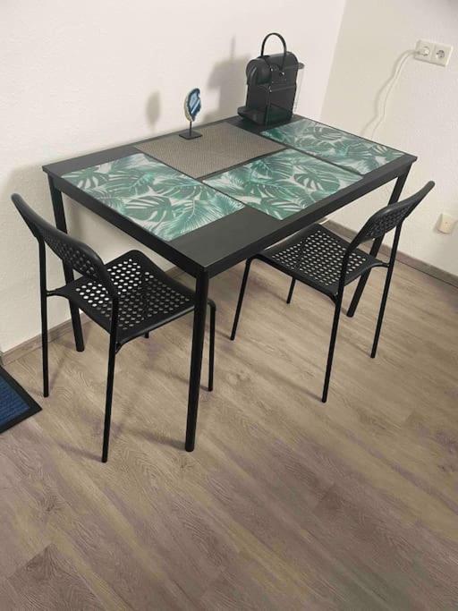 Sky Studio Apartment 1,5 Zimmer für 4 Leute Zentral 35qm S-Bahn Mercedes Benz