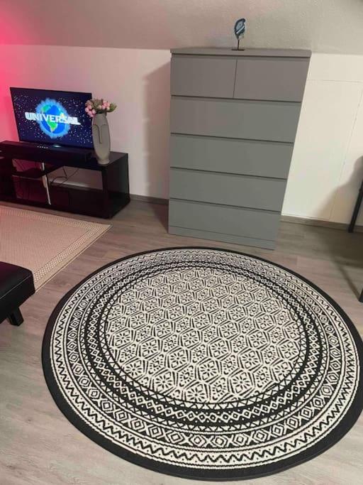 Sky Studio Apartment 1,5 Zimmer für 4 Leute Zentral 35qm S-Bahn Mercedes Benz