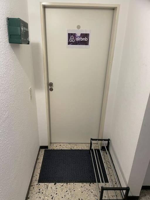 Sky Studio Apartment 1,5 Zimmer für 4 Leute Zentral 35qm S-Bahn Mercedes Benz