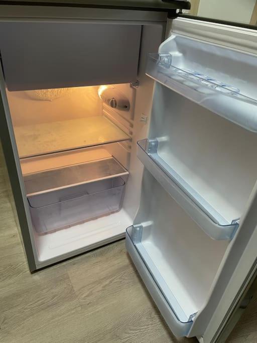 Sky Studio Apartment 1,5 Zimmer für 4 Leute Zentral 35qm S-Bahn Mercedes Benz