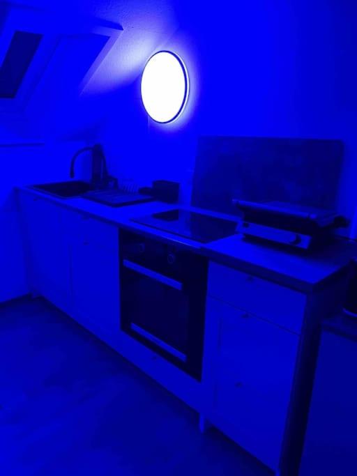 Sky Studio Apartment 1,5 Zimmer für 4 Leute Zentral 35qm S-Bahn Mercedes Benz