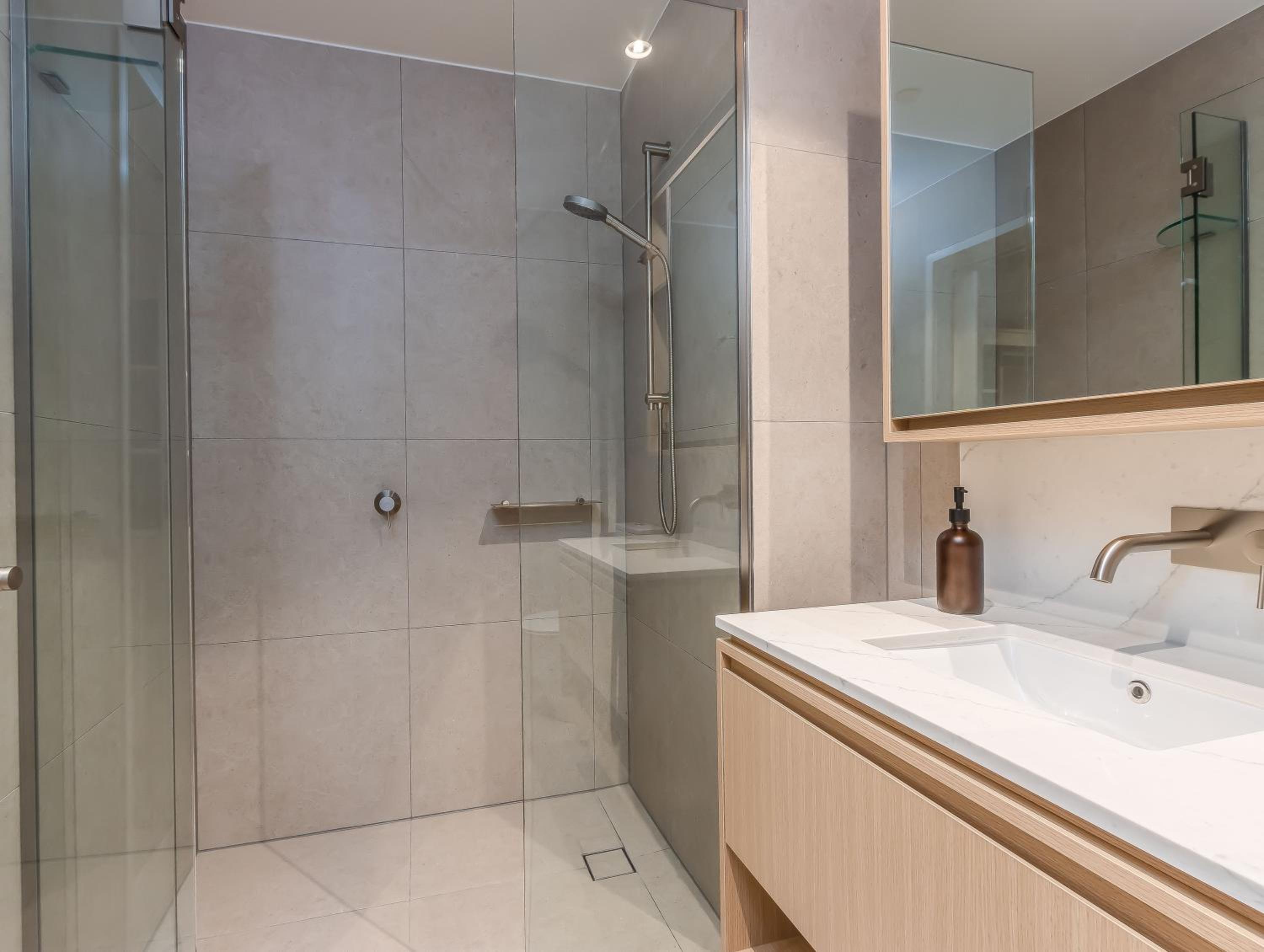 Hemingway Palm Beach - Premium Oceanview Apartments by Burleigh Letting