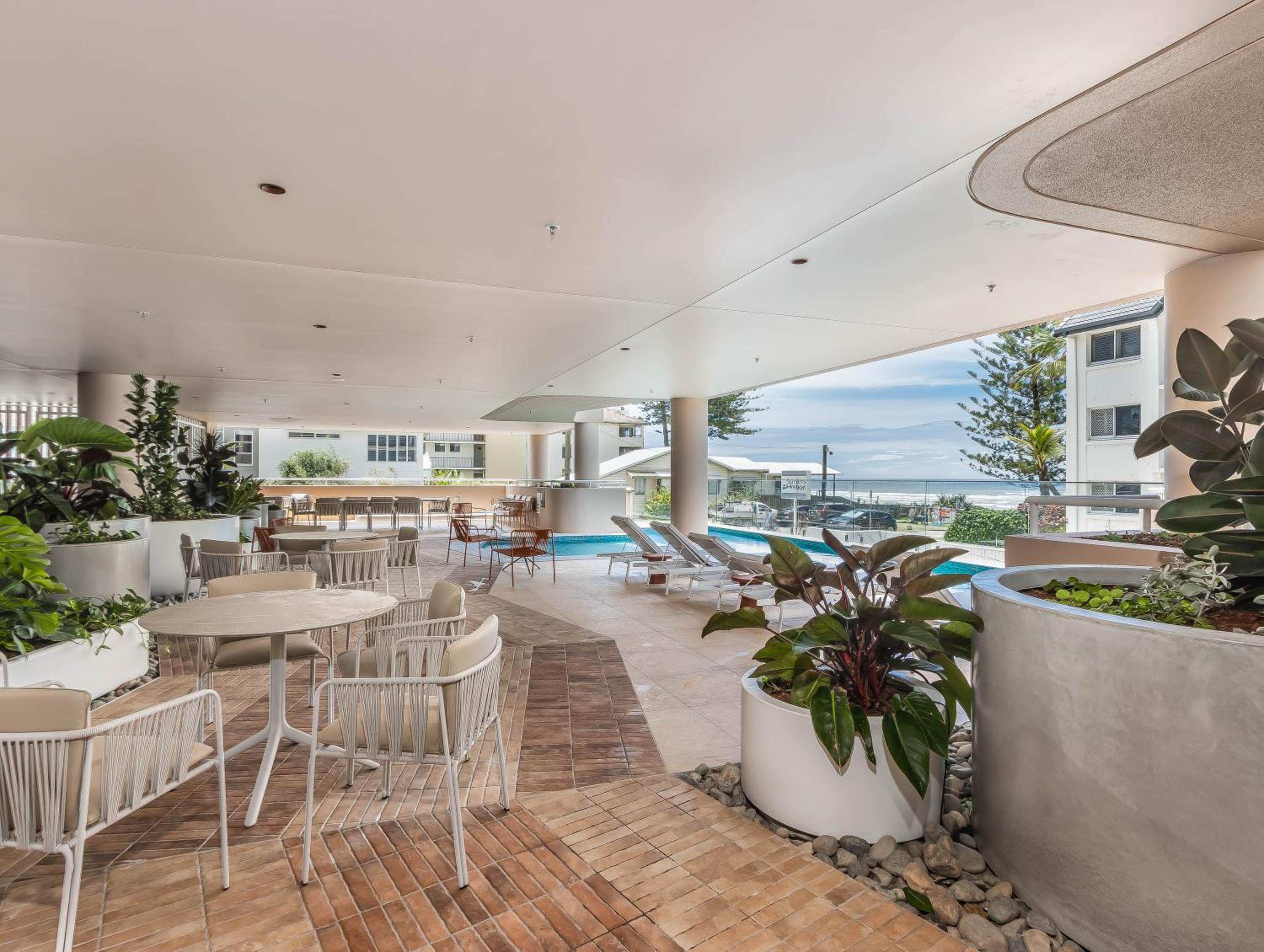 Hemingway Palm Beach - Premium Oceanview Apartments by Burleigh Letting