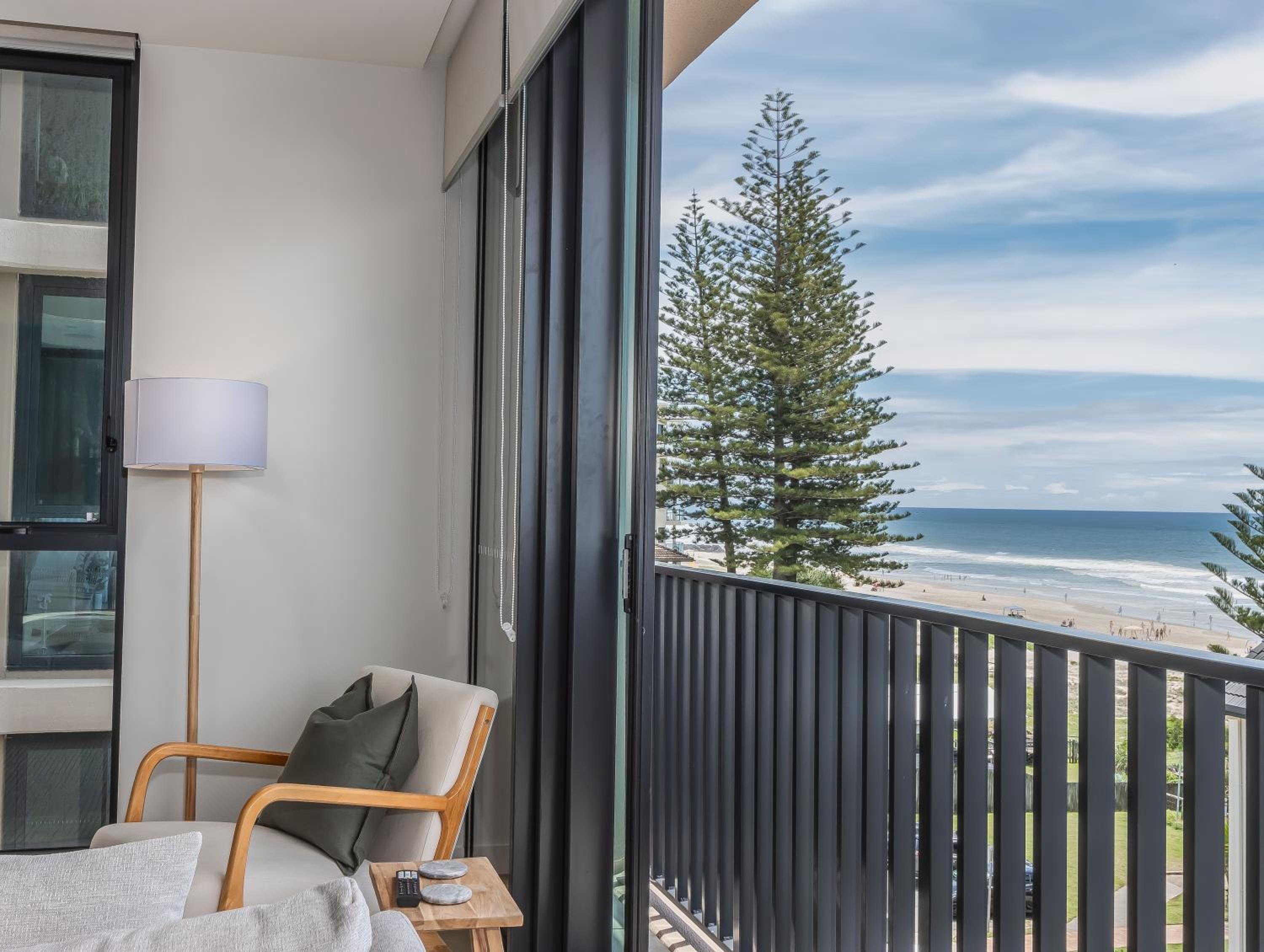 Hemingway Palm Beach - Premium Oceanview Apartments by Burleigh Letting