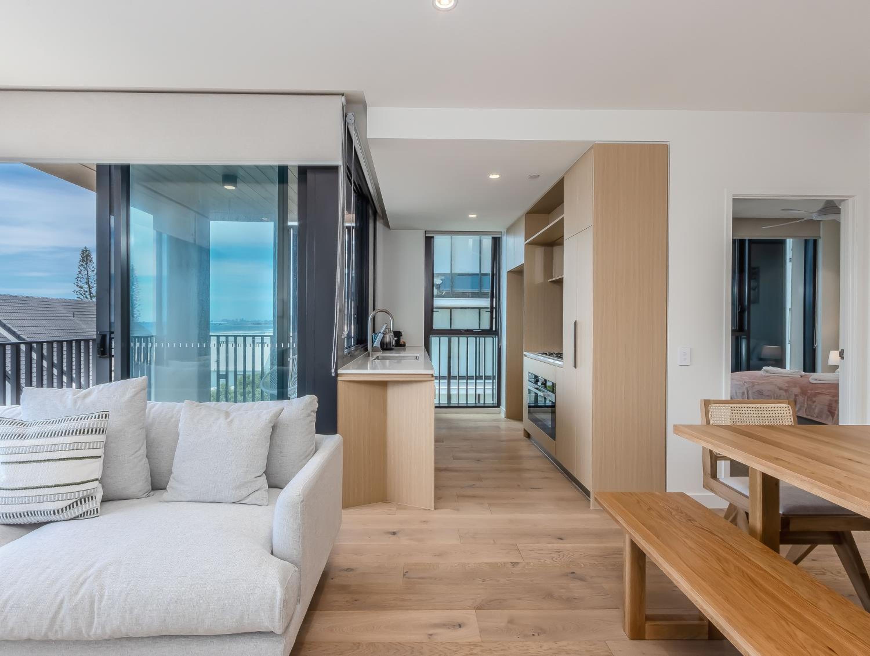 Hemingway Palm Beach - Premium Oceanview Apartments by Burleigh Letting