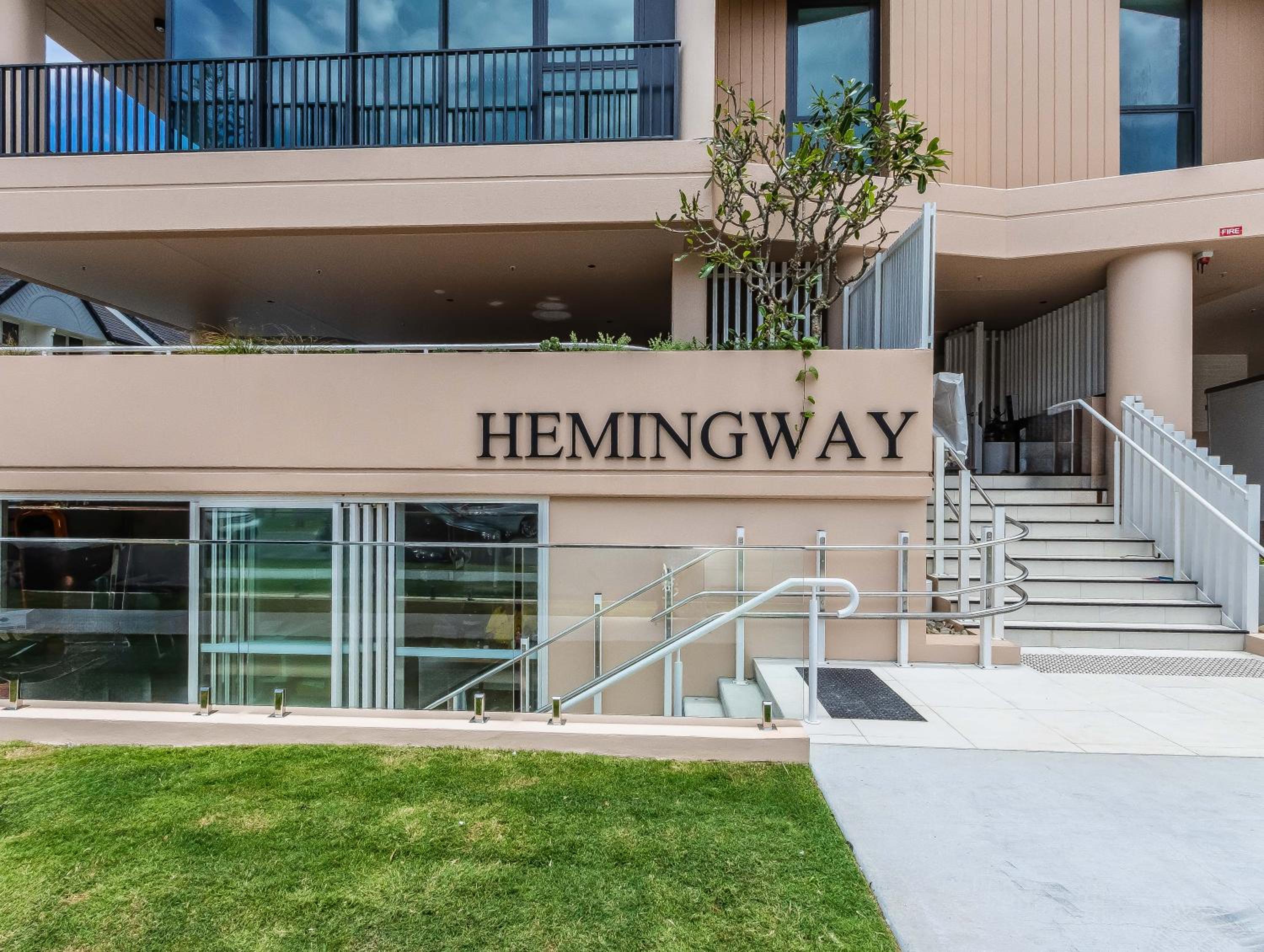 Hemingway Palm Beach - Premium Oceanview Apartments by Burleigh Letting
