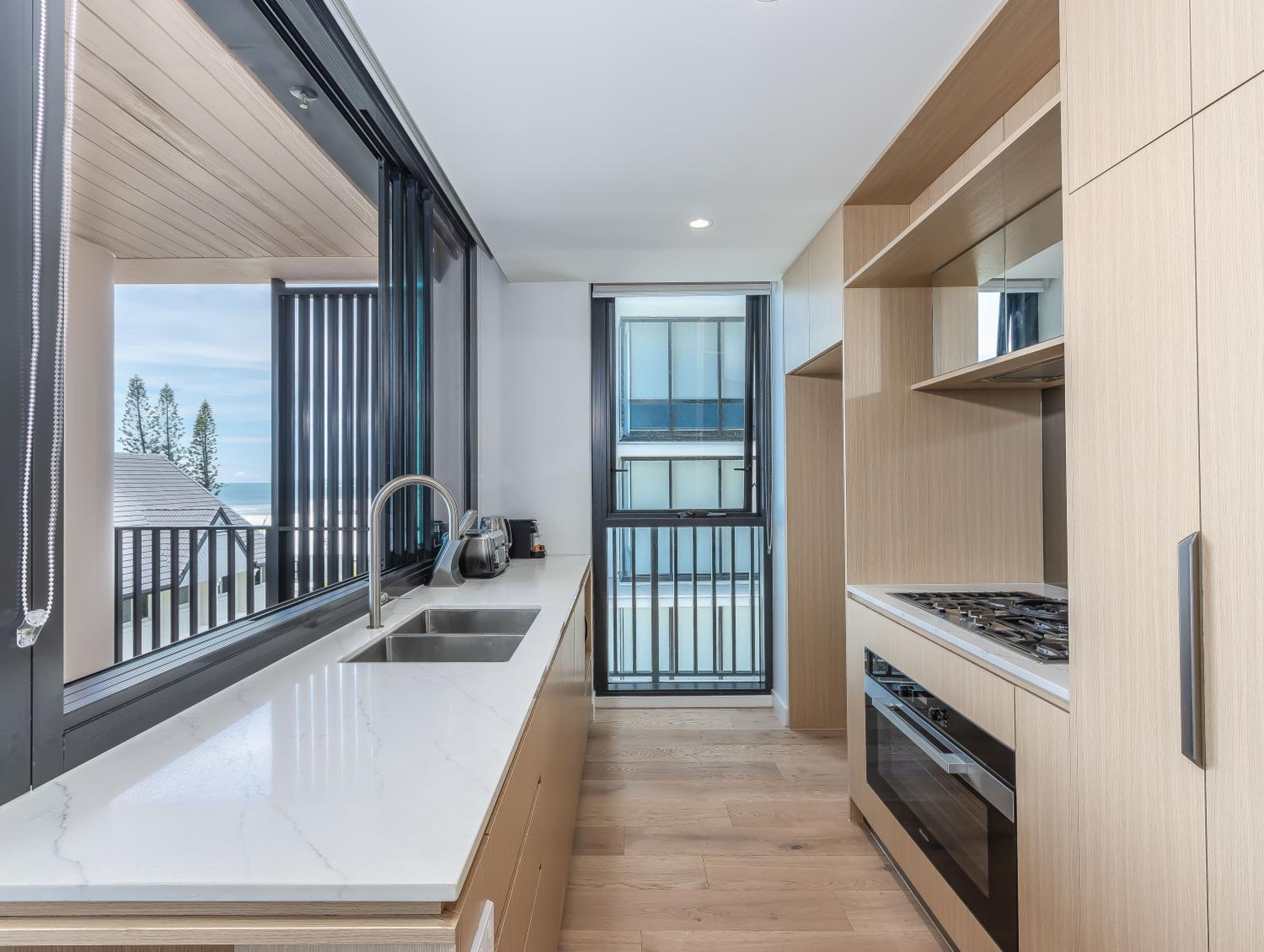 Hemingway Palm Beach - Premium Oceanview Apartments by Burleigh Letting
