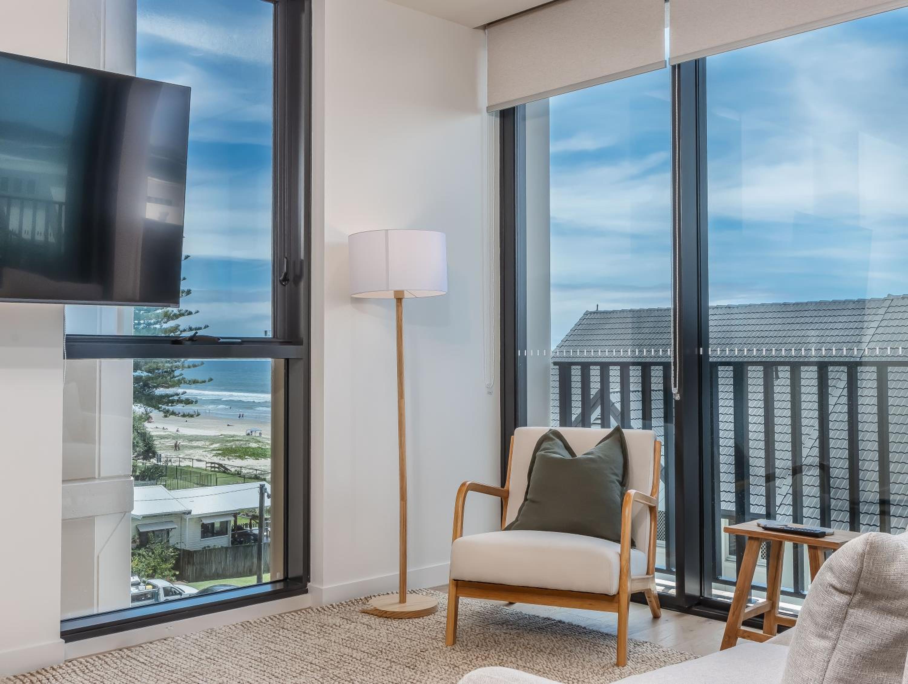 Hemingway Palm Beach - Premium Oceanview Apartments by Burleigh Letting