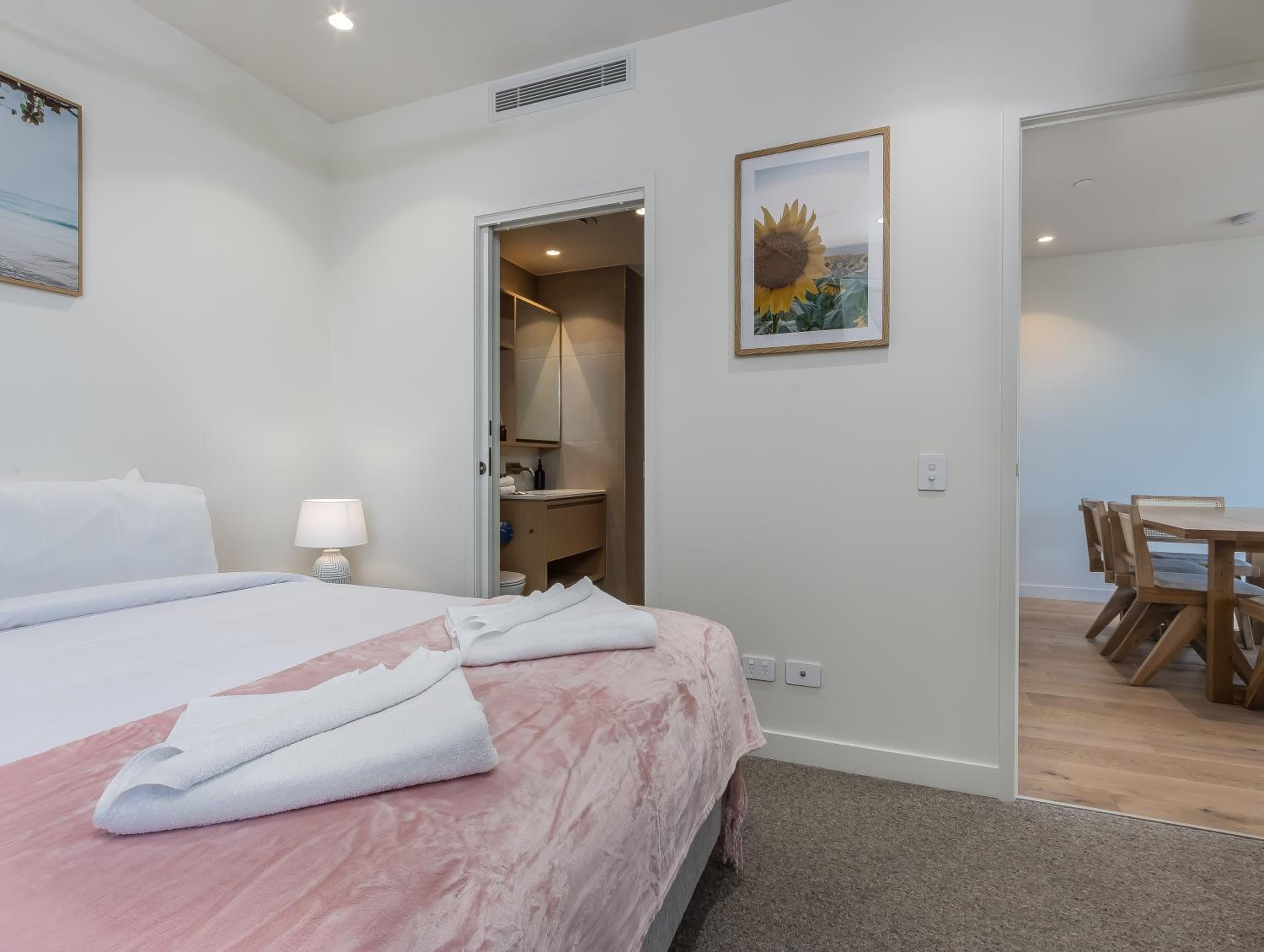 Hemingway Palm Beach - Premium Oceanview Apartments by Burleigh Letting