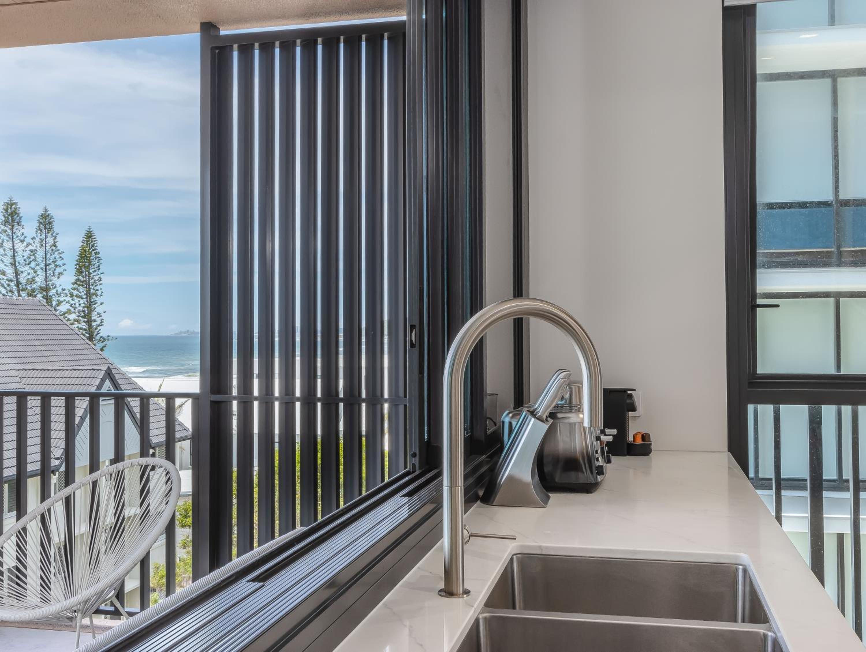 Hemingway Palm Beach - Premium Oceanview Apartments by Burleigh Letting