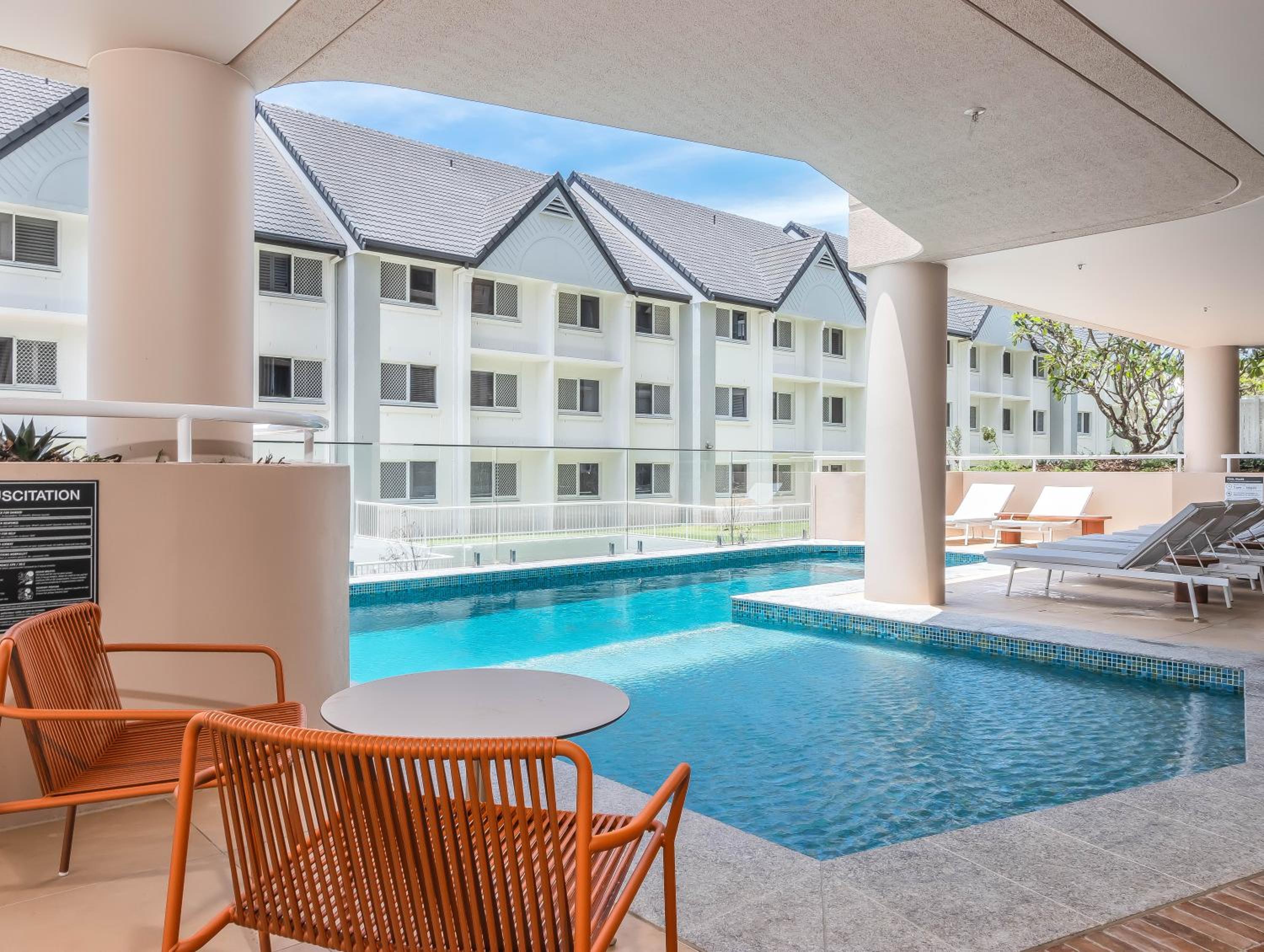 Hemingway Palm Beach - Premium Oceanview Apartments by Burleigh Letting