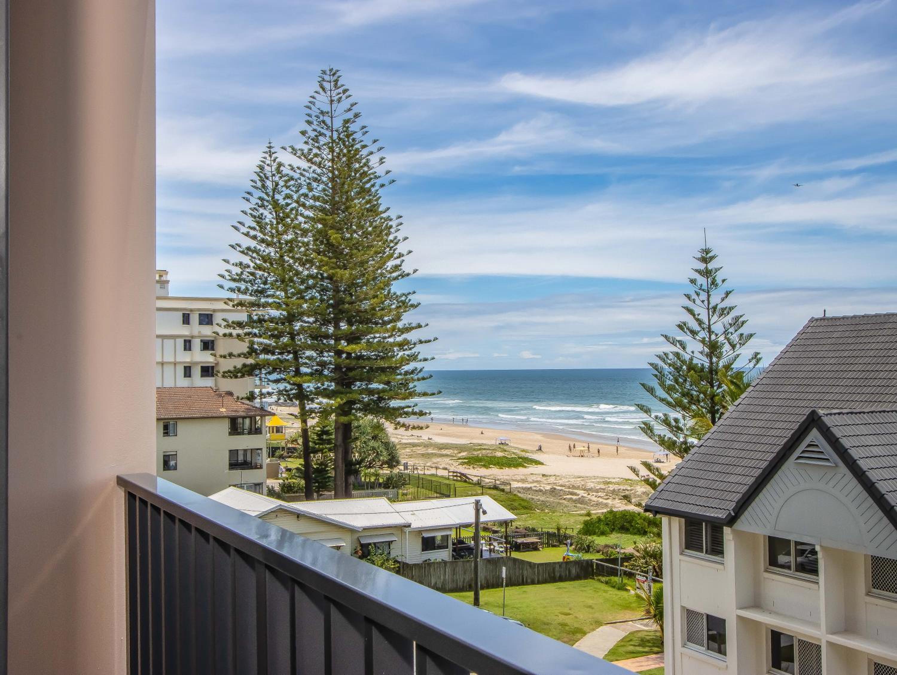 Hemingway Palm Beach - Premium Oceanview Apartments by Burleigh Letting
