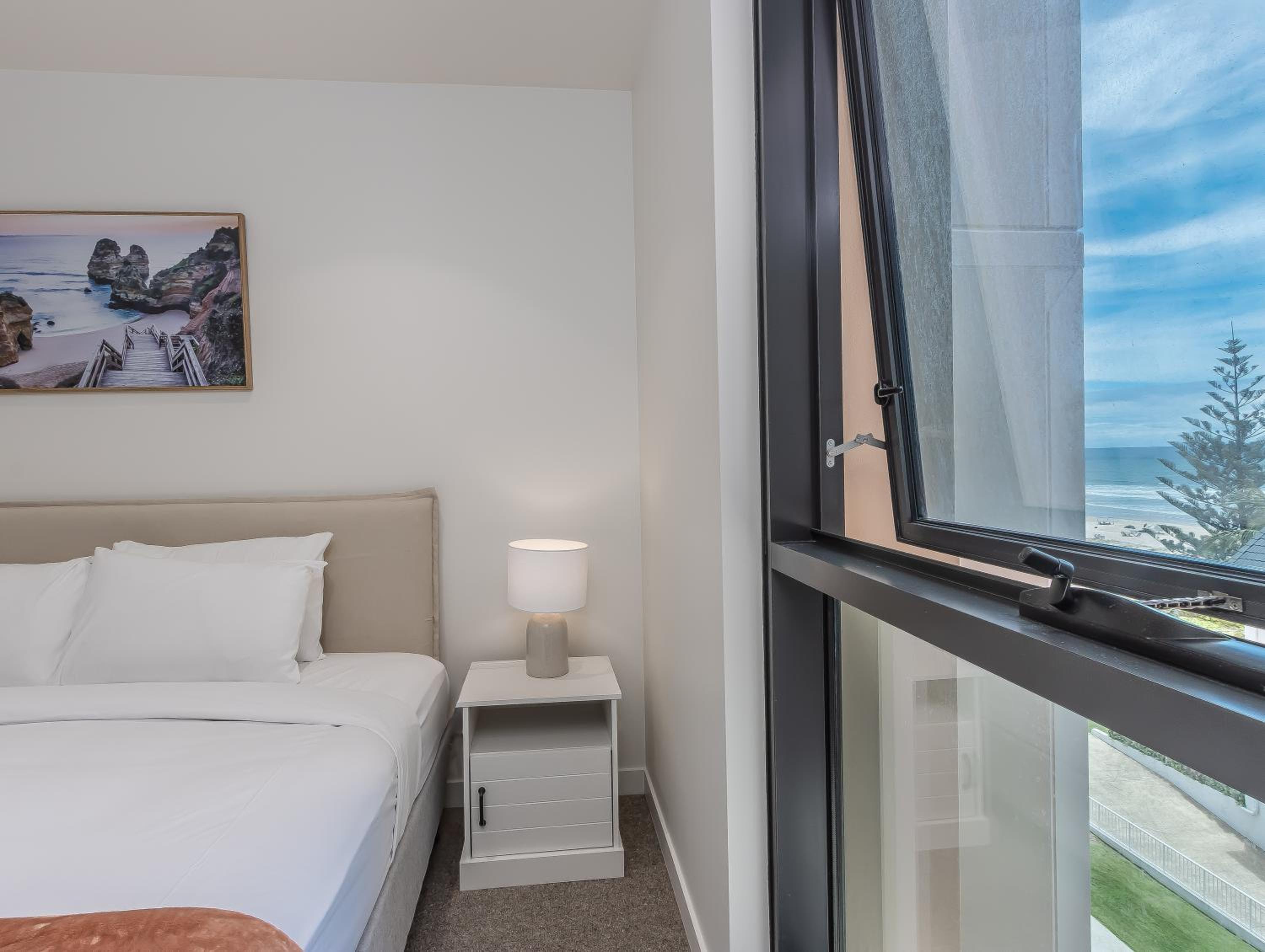 Hemingway Palm Beach - Premium Oceanview Apartments by Burleigh Letting