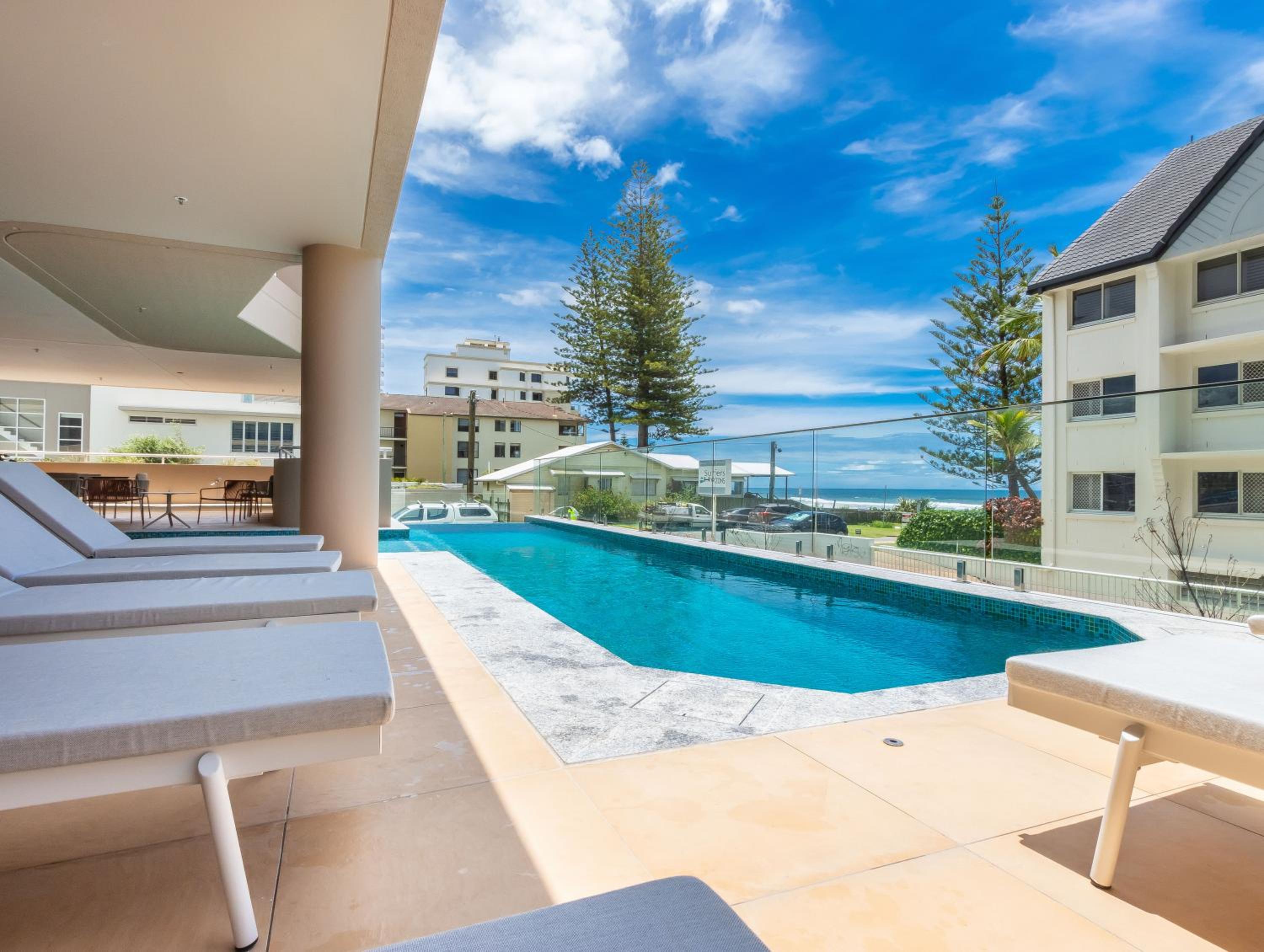 Hemingway Palm Beach - Premium Oceanview Apartments by Burleigh Letting