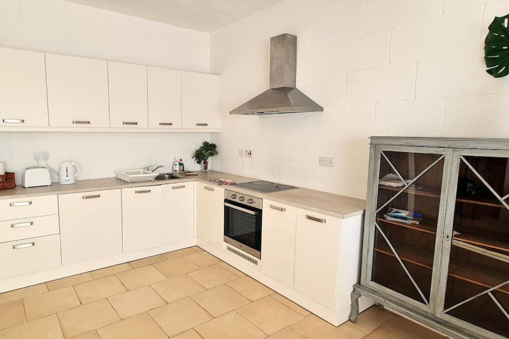 Sunny apartment with rooftop terrace in Victoria photo 3